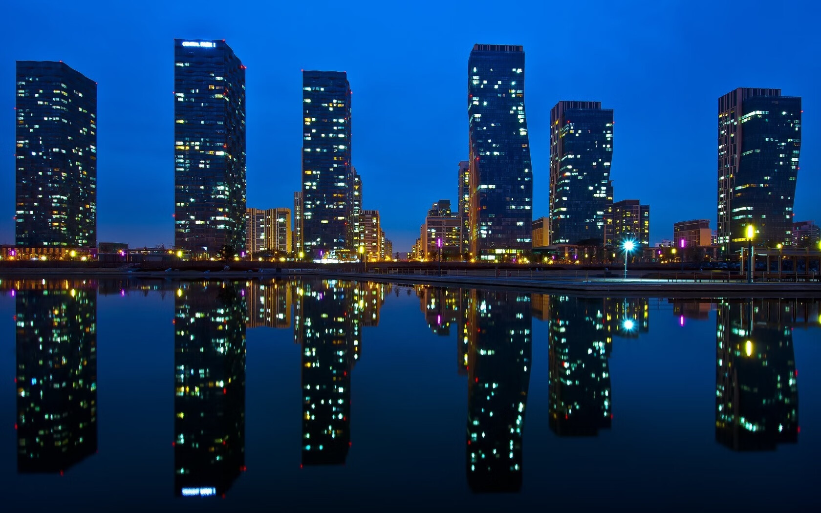 西甲球迷打出创意横幅,显示支持热情,西甲标语